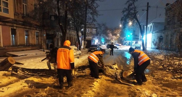 В Украине впервые за три года красный уровень опасности: непогода обрушилась на юг