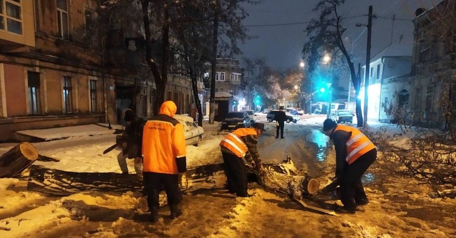 В Украине впервые за три года красный уровень опасности: непогода обрушилась на юг