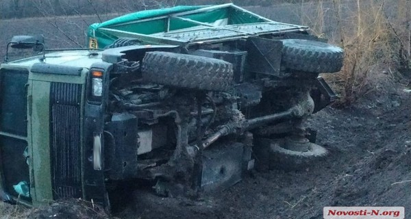 На Николаевщине перевернулся грузовик с военными, есть пострадавшие