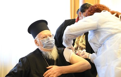 Вселенского Патриарха Варфоломея вакцинировали от коронавируса