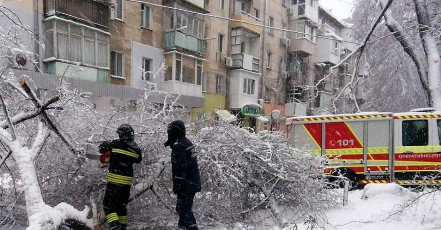 Циклон оставил без света 358 населенных пунктов Украины