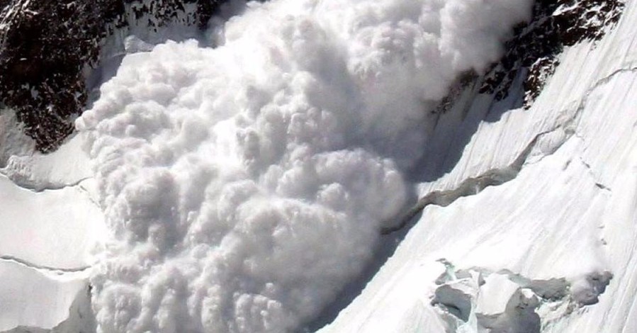 Сезон лавин в Карпатах: как не стать жертвой стихии и возможно ли уцелеть в снежном потоке