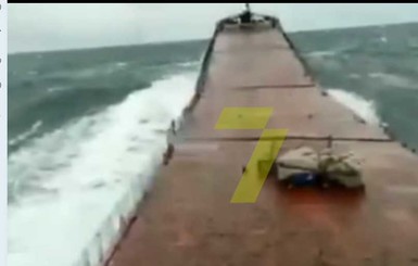 Крушение Arvin с украинскими моряками: появилось видео момента перелома судна