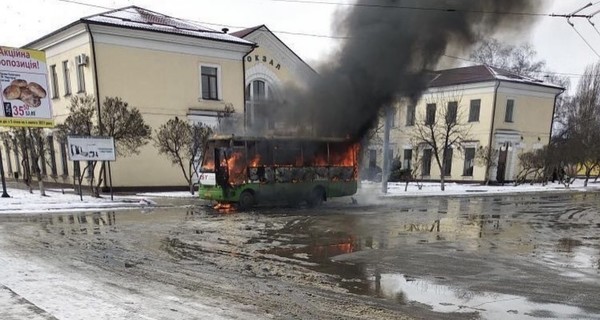 В Харькове возле вокзала сгорела маршрутка: водитель выскочил в последний момент 