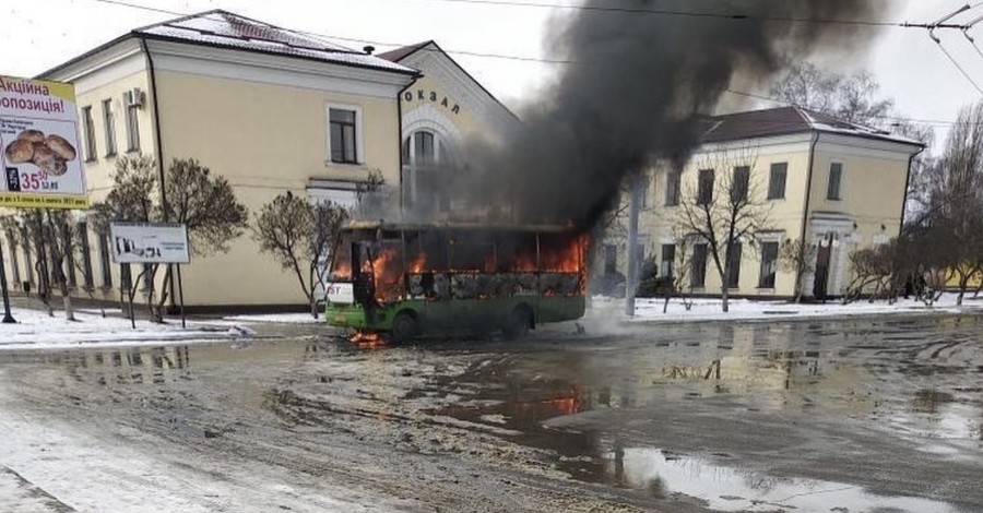 В Харькове возле вокзала сгорела маршрутка: водитель выскочил в последний момент 