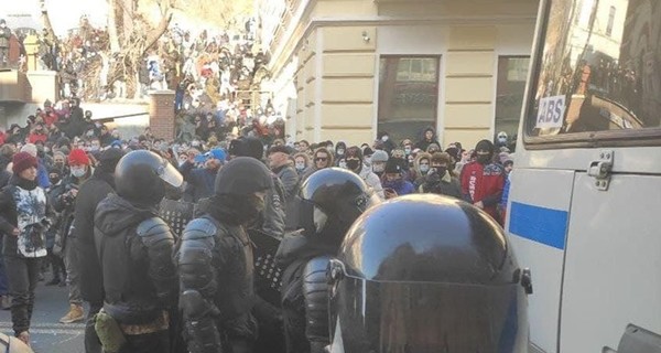 Протесты в России: в центре Москвы проходят массовые задержания и стычки с силовиками