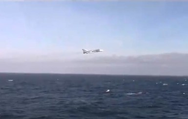 Российский самолет пролетел рядом с американским эсминцем в Черном море