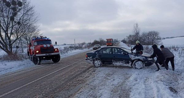 Без света 11 населенных пунктов Одесской области: упали электроопоры