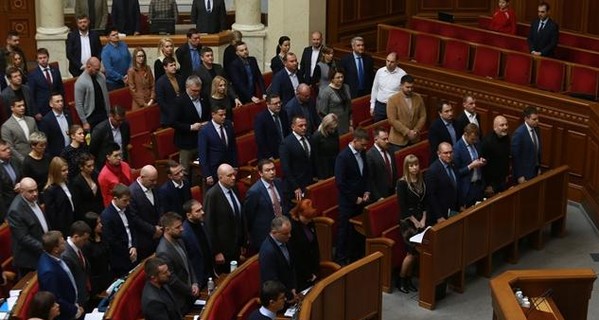 Планы Рады: до июля сократить количество депутатов до 300, а до декабря завершить медреформу