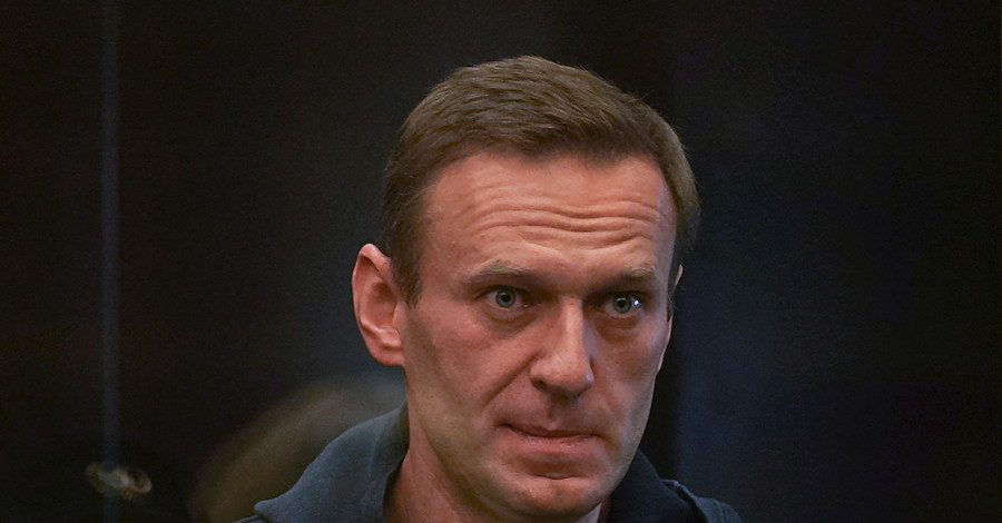 Навального приговорили к трем с половиной годам колонии, но зачтут домашний арест