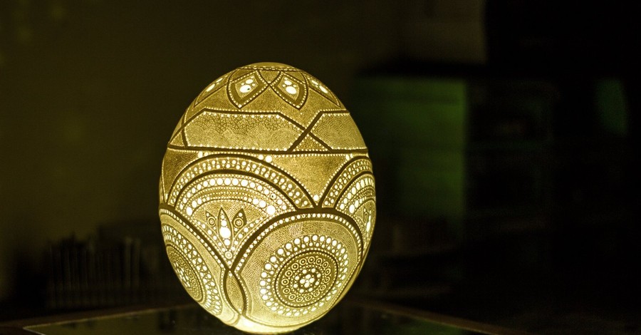 Вьетнамский художник за три года сделал более 45 тысяч дырочек в страусином яйце 