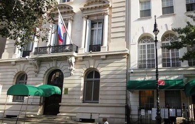 Генеральное консульство России в Нью-Йорке облили краской