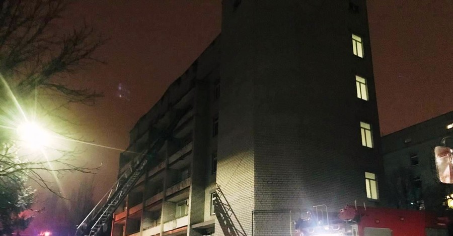 Пожар в больнице Запорожья начался после взрыва в реанимации, по делу допросили 5 человек