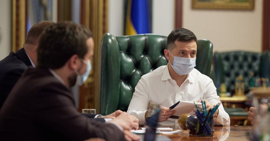 Зеленский встретился с руководителями “ведущих телеканалов” после блокировки NewsOne, ZIK и 