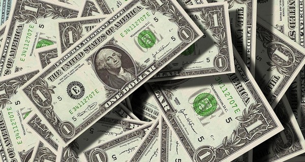 Доллар начал дешеветь: не пора ли избавляться от валюты?