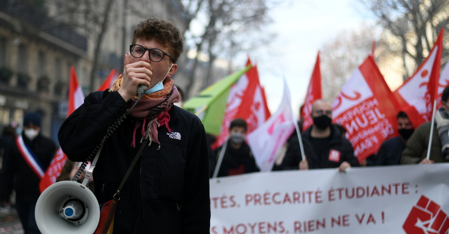 Во Франции рабочие вышли на забастовку из-за коронавируса