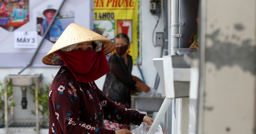 Во Вьетнаме установили банкоматы, которые вместо денег выдают рис