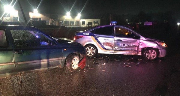 На Закарпатье водитель врезался в машину полиции и пытался сбежать