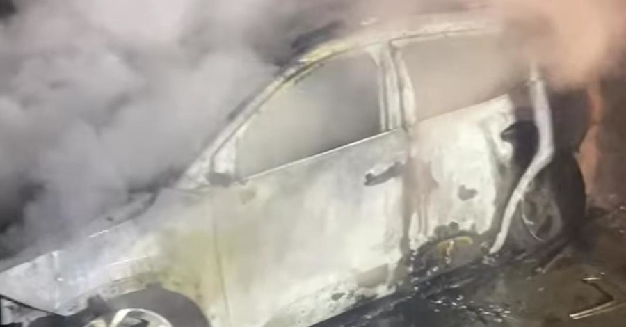 В Киеве снова сгорел автомобиль известного журналиста и политолога