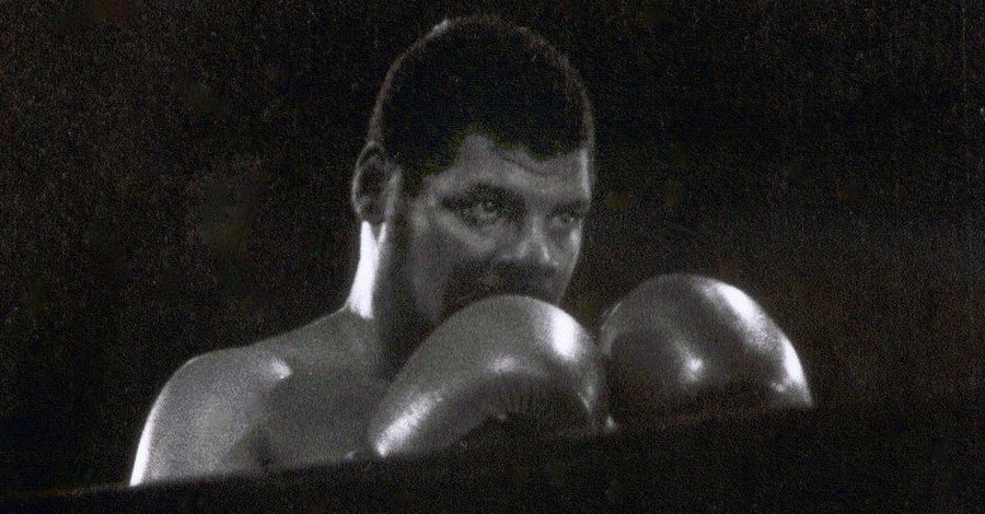Умер знаменитый боксер, побеждавший Мохаммеда Али