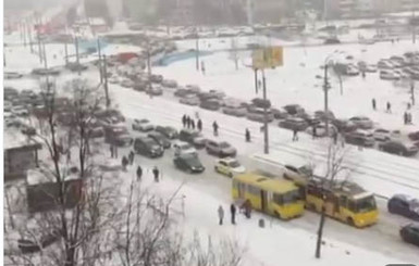 Из-за снегопада Киев застыл в пробках: машины стоят в центре, на мостах и Бориспольском шоссе