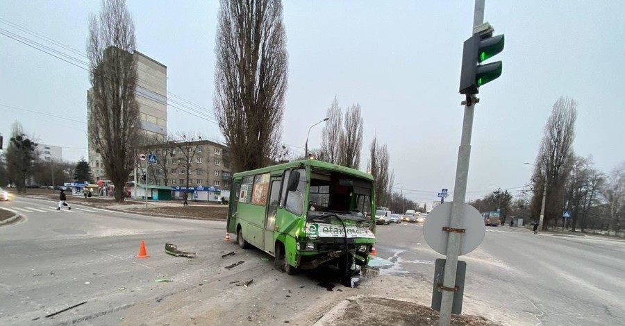 В Харькове грузовик снес маршрутку. Три человека пострадали