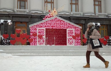 Под офисом Зеленского готовятся ко Дню Валентина: фотозона с сердечками и палатка для замков