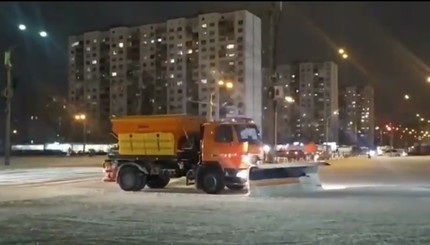 В Киеве расчищают снег на дорогах