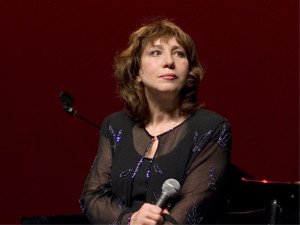Онлайн-конференция: задай вопрос народной артистке России Елене Камбуровой