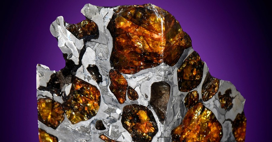 С молотка продадут десятки метеоритов, камешек с Луны и объект из Одессы