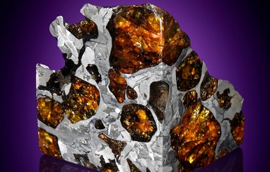 С молотка продадут десятки метеоритов, камешек с Луны и объект из Одессы