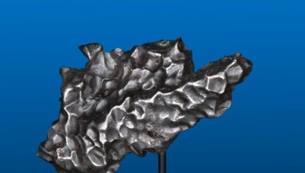 В США на аукционе продают метеориты и кусочек Луны