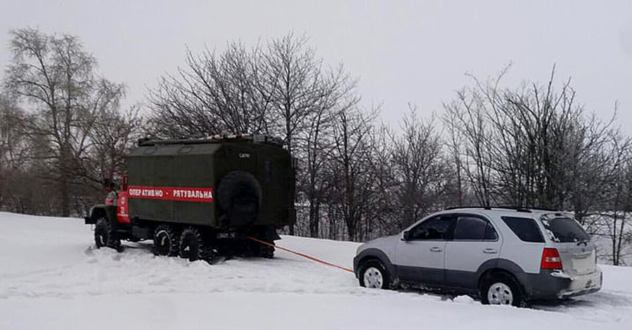 Последствия снежного циклона: на Волыни разгребают снег, в Украине без света 62 населенных пункта