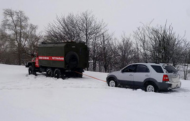 Последствия снежного циклона: на Волыни разгребают снег, в Украине без света 62 населенных пункта