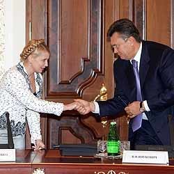 Тимошенко подарила Януковичу охапку роз 