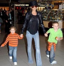 Виктория Бекхэм с детьми чуть не разбились в авиакатастрофе 