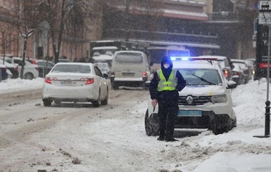 Из-за снежного коллапса в Киеве закрывают школы и детские сады