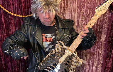 В память о дяде. Музыкант изготовил гитару из скелета покойного родственника