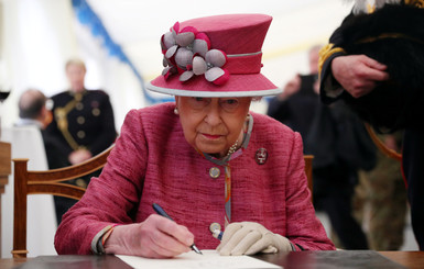Елизавета II инвестировала миллионы в офшоры: реакция британских политиков и СМИ