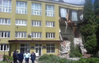 Обвал в колледже в Ивано-Франковской области: из здания эвакуировали 20 человек