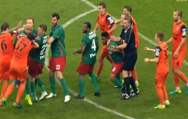 Российские футболисты устроили массовую драку на поле