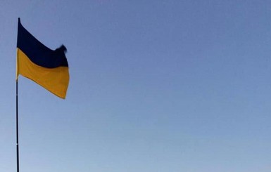 В аннексированном Крыму подняли флаг Украины 