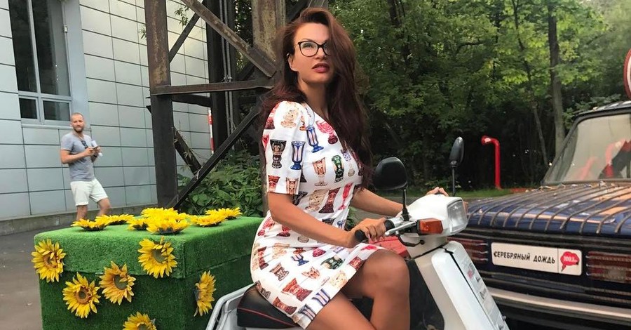 48-летняя Эвелина Бледанс оголила грудь в центре Москвы