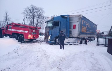 Сложная погода в Украине продолжается, действуют ограничения для транспорта на нескольких дорогах