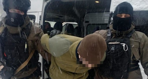 Во Львове задержали студентов, за деньги обливших краской памятник Бандере