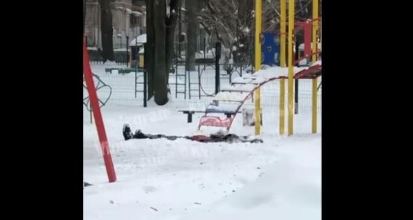 В Киеве на детской площадке мужчина подорвал себя гранатой