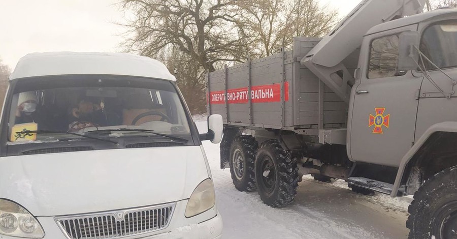 В Хмельницкой области в снежных сугробах застрял автобус с детьми