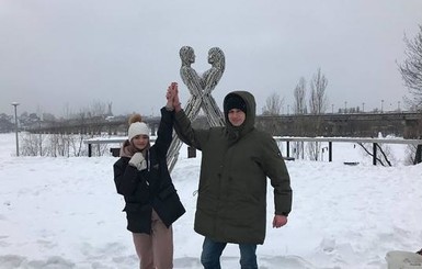 В Киеве пара влюбленных приковала друг друга цепью, чтобы проверить свои чувства