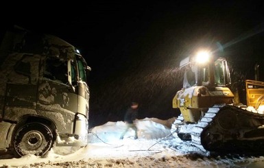В Черниговской области мужчина заявил об убийстве, чтобы в снегопады вызвать полицию на спецтехнике