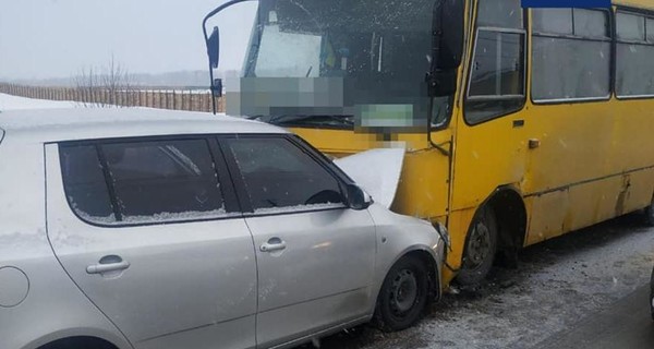 Под Киевом легковушка врезалась в лоб пассажирскому автобусу: пострадали два человека